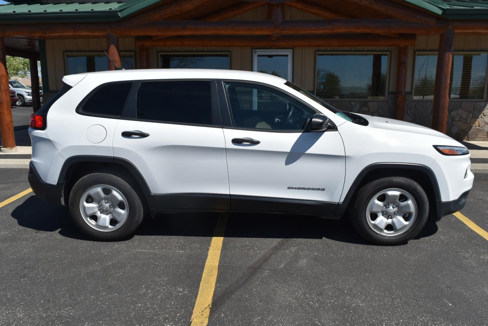 2016 White /Beige Jeep Cherokee Sport (1C4PJMAB4GW) with an 2.4L 4 Cyl Multi -Air engine, 9-Speed Automatic transmission, located at 1600 E Hwy 44, Rapid City, SD, 57703, (605) 716-7878, 44.070232, -103.171410 - Photo#4